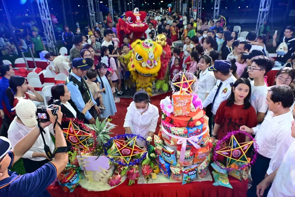 Phú Mỹ Hưng gìn giữ nét đẹp truyền thống, gắn kết cộng đồng mùa Trung thu Phú Mỹ Hưng gìn giữ nét đẹp truyền thống, gắn kết cộng đồng mùa Trung thu