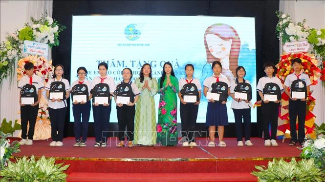 Phụ nữ Cần Thơ khởi nghiệp sáng tạo trong kỷ nguyên số Phụ nữ Cần Thơ khởi nghiệp sáng tạo trong kỷ nguyên số