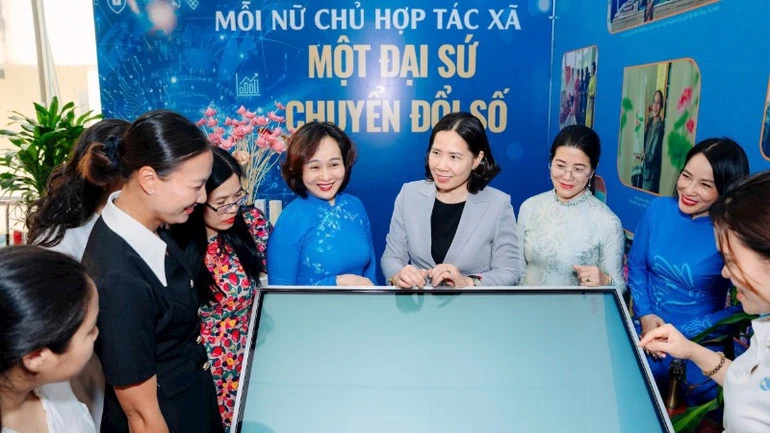 Phụ nữ Thủ đô ứng dụng công nghệ chuyển đổi số trong kinh tế tập thể Phụ nữ Thủ đô ứng dụng công nghệ chuyển đổi số trong kinh tế tập thể