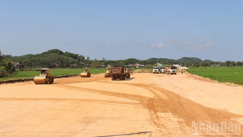 Quảng Ngãi tiếp tục xác định công nghiệp là động lực chính thúc đẩy tăng trưởng Quảng Ngãi tiếp tục xác định công nghiệp là động lực chính thúc đẩy tăng trưởng