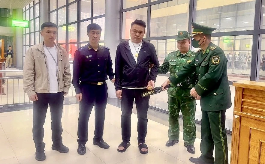 Quảng Ninh: Bắt giữ đối tượng vận chuyển gần 20 cây vàng qua cửa khẩu Móng Cái Quảng Ninh: Bắt giữ đối tượng vận chuyển gần 20 cây vàng qua cửa khẩu Móng Cái