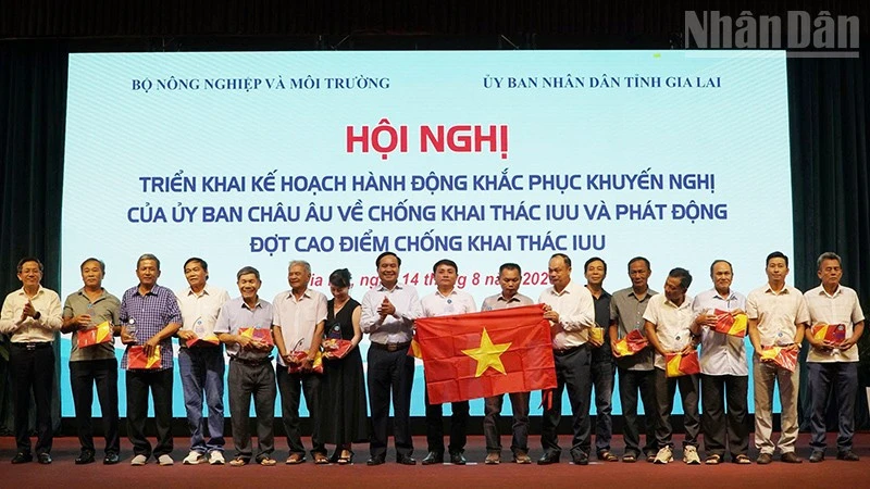 Quyết tâm gỡ “thẻ vàng”, xây dựng nghề cá Việt Nam minh bạch, bền vững Quyết tâm gỡ “thẻ vàng”, xây dựng nghề cá Việt Nam minh bạch, bền vững