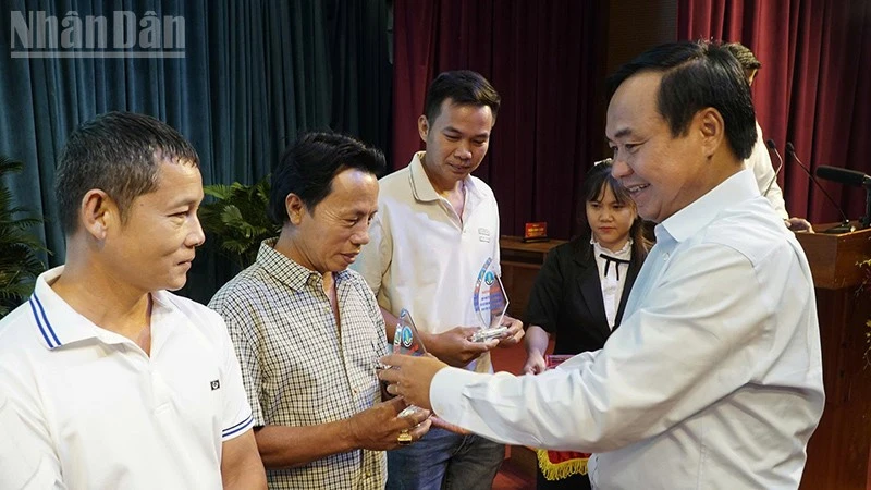 Quyết tâm gỡ “thẻ vàng”, xây dựng nghề cá Việt Nam minh bạch, bền vững Quyết tâm gỡ “thẻ vàng”, xây dựng nghề cá Việt Nam minh bạch, bền vững