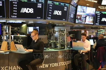 S&P 500 và Nasdaq lại lập đỉnh bất chấp rủi ro địa chính trị