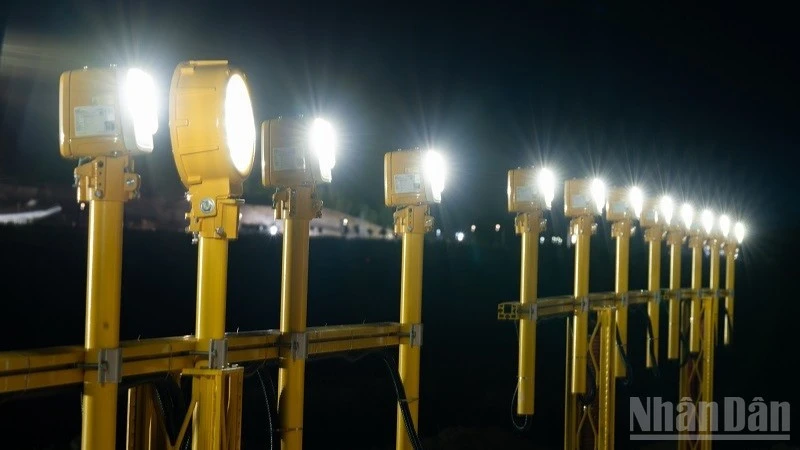Sân bay Phú Quốc hoàn thành đường băng số 2 dài 3.300m, chuẩn bị bay hiệu chuẩn Sân bay Phú Quốc hoàn thành đường băng số 2 dài 3.300m, chuẩn bị bay hiệu chuẩn