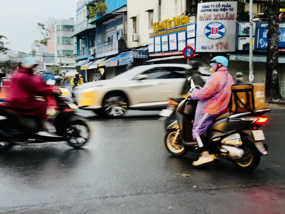 Sáng ngày vía Thần tài, TP.HCM mưa trái mùa trên diện rộng, cảnh báo mưa lớn