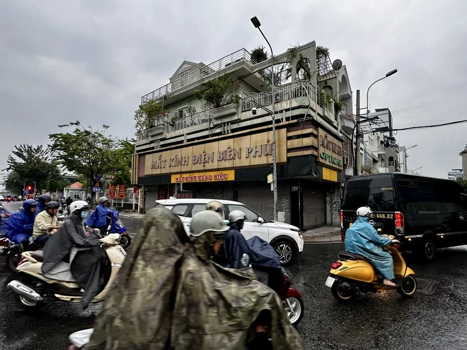 Sáng ngày vía Thần tài, TP.HCM mưa trái mùa trên diện rộng, cảnh báo mưa lớn