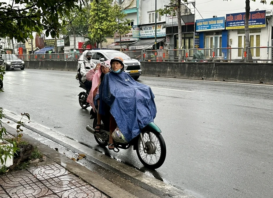 Sáng ngày vía Thần tài, TP.HCM mưa trái mùa trên diện rộng, cảnh báo mưa lớn