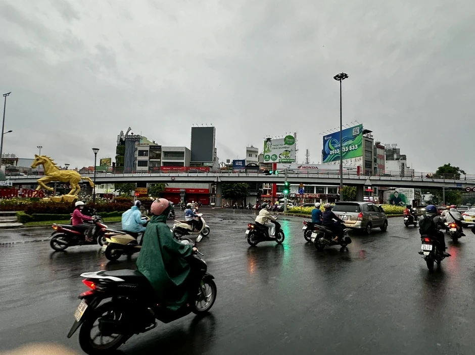 Sáng ngày vía Thần tài, TP.HCM mưa trái mùa trên diện rộng, cảnh báo mưa lớn