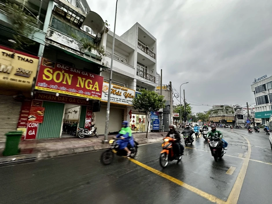 Sáng ngày vía Thần tài, TP.HCM mưa trái mùa trên diện rộng, cảnh báo mưa lớn