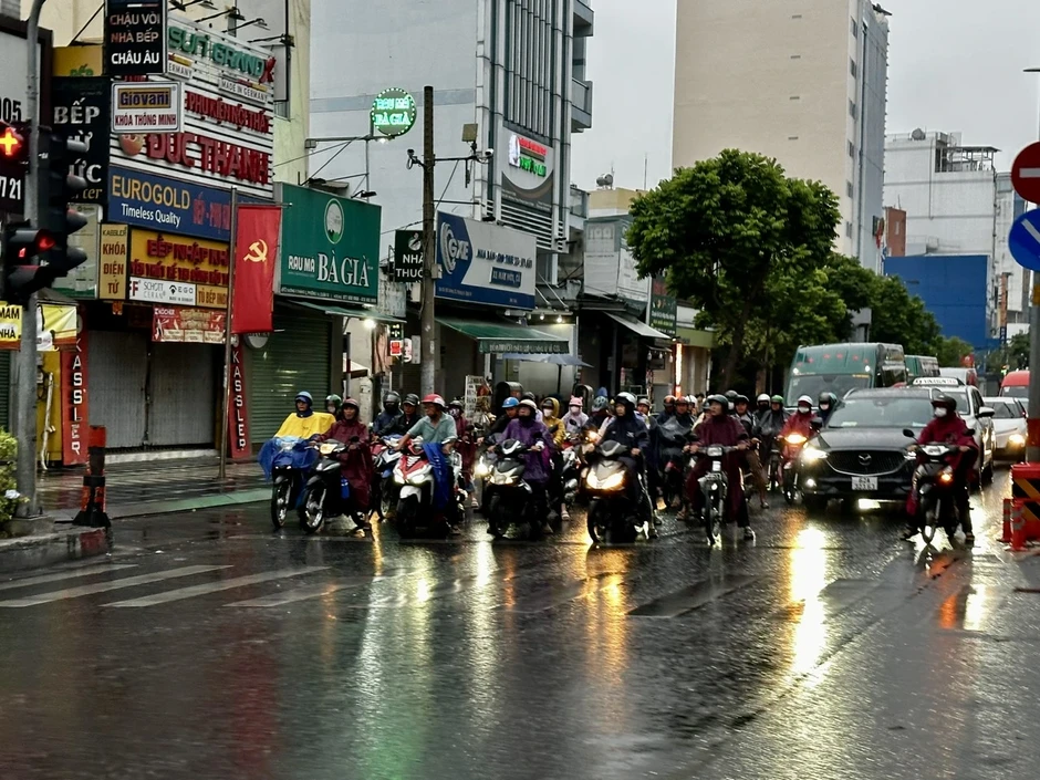 Sáng ngày vía Thần tài, TP.HCM mưa trái mùa trên diện rộng, cảnh báo mưa lớn