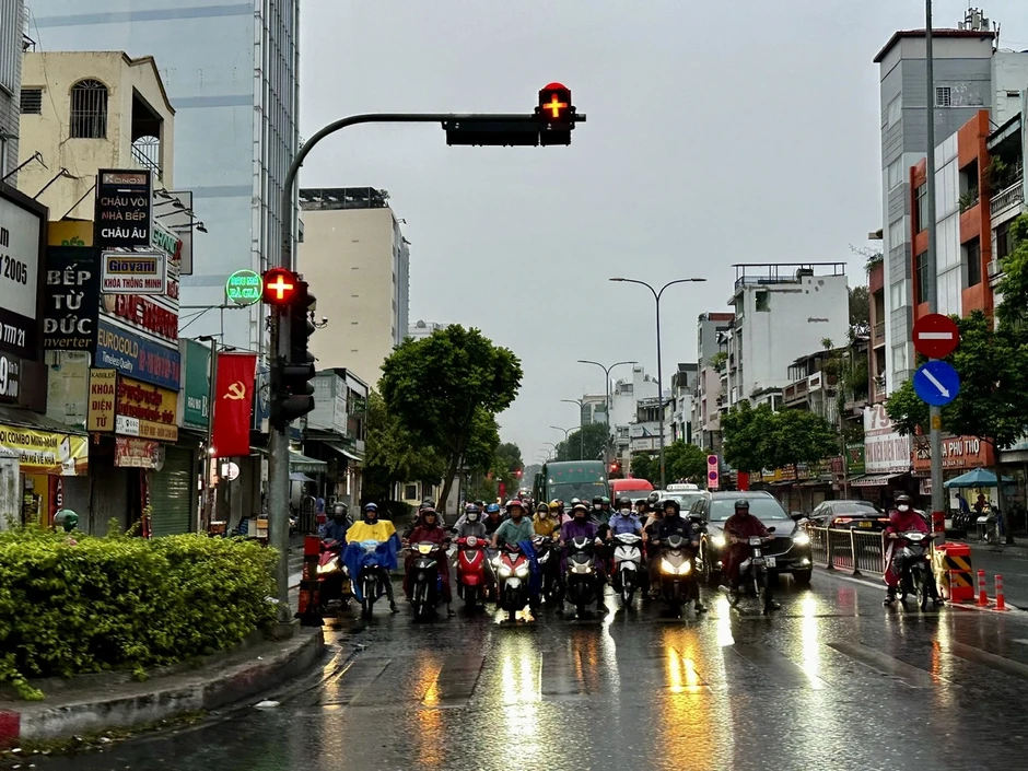 Sáng ngày vía Thần tài, TP.HCM mưa trái mùa trên diện rộng, cảnh báo mưa lớn