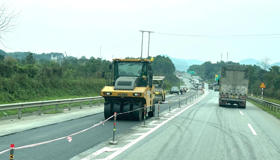Sắp thảm nhựa tạo nhám, chống trơn trượt cao tốc Nội Bài - Lào Cai Sắp thảm nhựa tạo nhám, chống trơn trượt cao tốc Nội Bài - Lào Cai