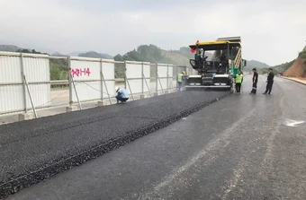 Sắp thảm nhựa tạo nhám, chống trơn trượt cao tốc Nội Bài - Lào Cai