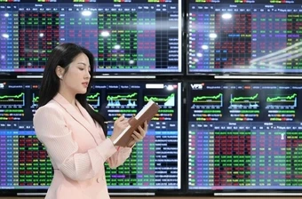 Sếp doanh nghiệp và người nhà 'đua' bắt đáy cổ phiếu