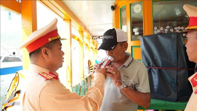 Siết chặt quản lý tàu du lịch trên vịnh Siết chặt quản lý tàu du lịch trên vịnh
