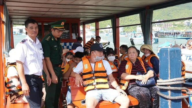 Siết chặt quản lý tàu du lịch trên vịnh Siết chặt quản lý tàu du lịch trên vịnh