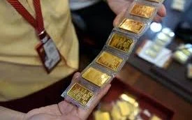 Siết quản lý vàng qua biên giới: Chạm ngưỡng 300g phải khai báo hải quan Siết quản lý vàng qua biên giới: Chạm ngưỡng 300g phải khai báo hải quan