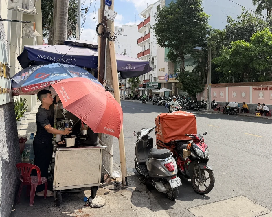 Tài xế công nghệ 'vật lộn' với nắng nóng gần 40 độ C Tài xế công nghệ 'vật lộn' với nắng nóng gần 40 độ C