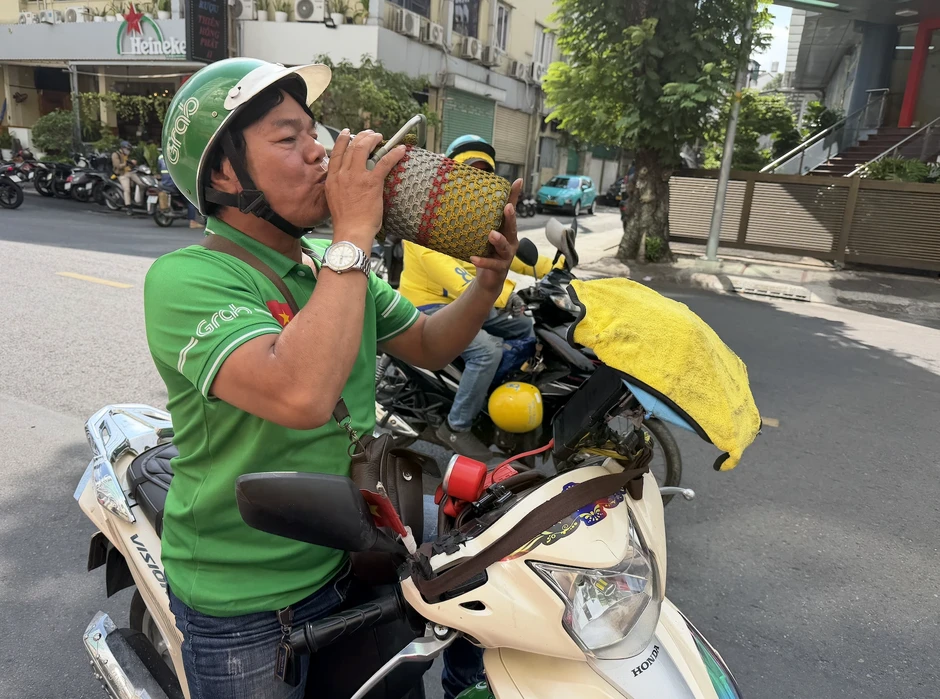 Tài xế công nghệ 'vật lộn' với nắng nóng gần 40 độ C Tài xế công nghệ 'vật lộn' với nắng nóng gần 40 độ C