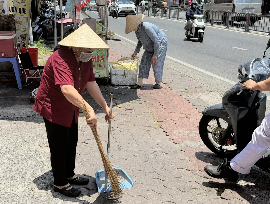 Tài xế công nghệ 'vật lộn' với nắng nóng gần 40 độ C Tài xế công nghệ 'vật lộn' với nắng nóng gần 40 độ C