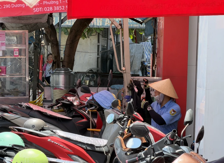 Tài xế công nghệ 'vật lộn' với nắng nóng gần 40 độ C Tài xế công nghệ 'vật lộn' với nắng nóng gần 40 độ C