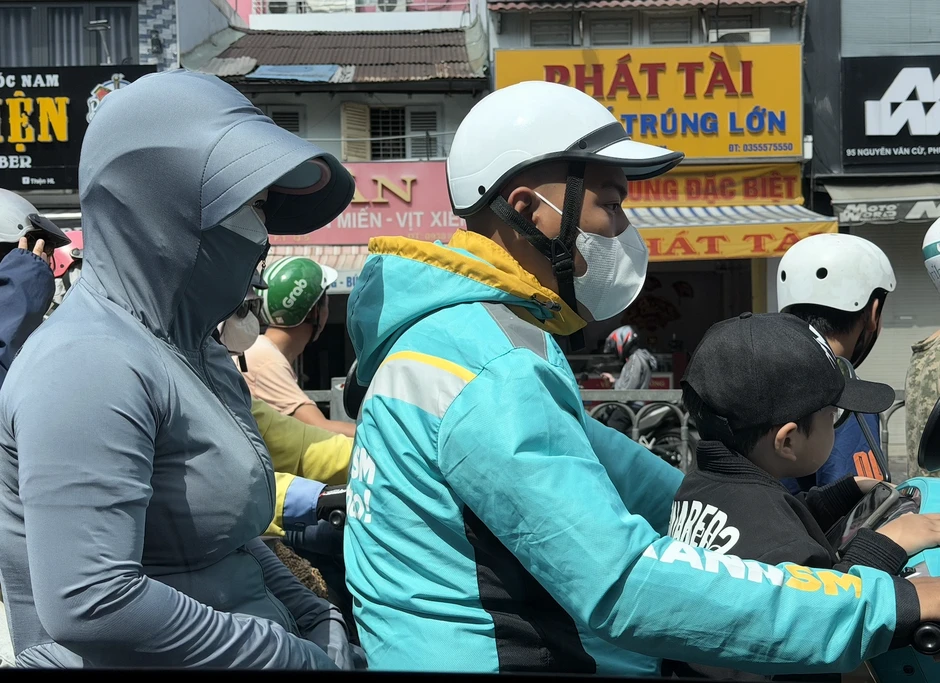 Tài xế công nghệ 'vật lộn' với nắng nóng gần 40 độ C Tài xế công nghệ 'vật lộn' với nắng nóng gần 40 độ C