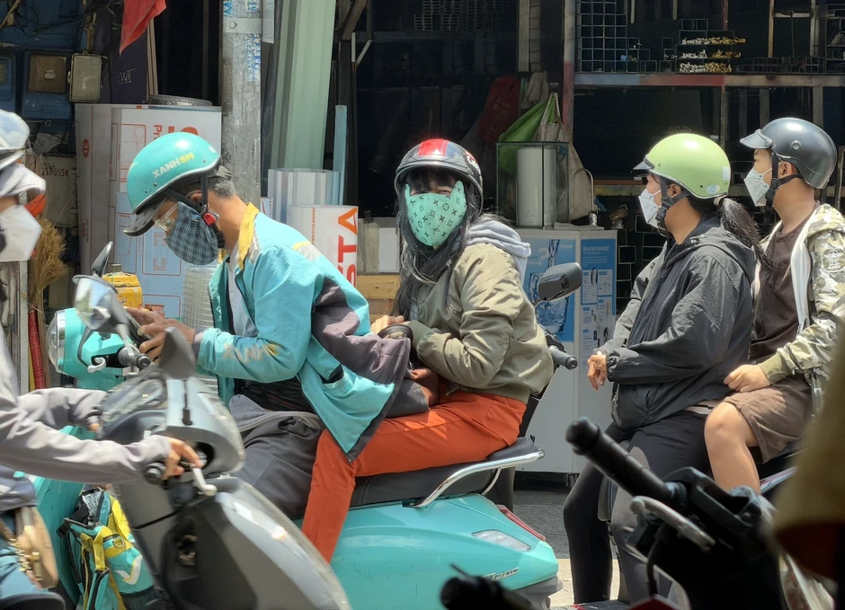 Tài xế công nghệ 'vật lộn' với nắng nóng gần 40 độ C Tài xế công nghệ 'vật lộn' với nắng nóng gần 40 độ C