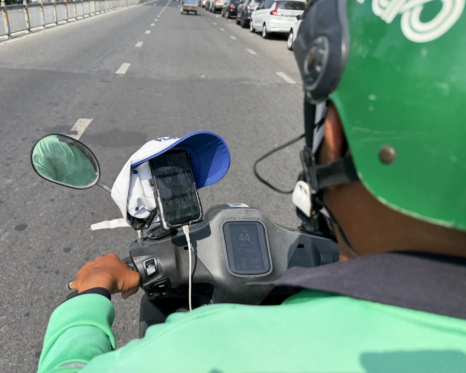 Tài xế công nghệ 'vật lộn' với nắng nóng gần 40 độ C Tài xế công nghệ 'vật lộn' với nắng nóng gần 40 độ C