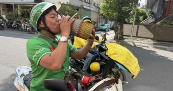 Tài xế công nghệ 'vật lộn' với nắng nóng gần 40 độ C