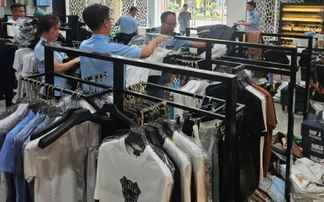 Tạm giữ lô hàng thời trang nghi giả nhãn hiệu trị giá hơn 1,7 tỷ đồng Tạm giữ lô hàng thời trang nghi giả nhãn hiệu trị giá hơn 1,7 tỷ đồng