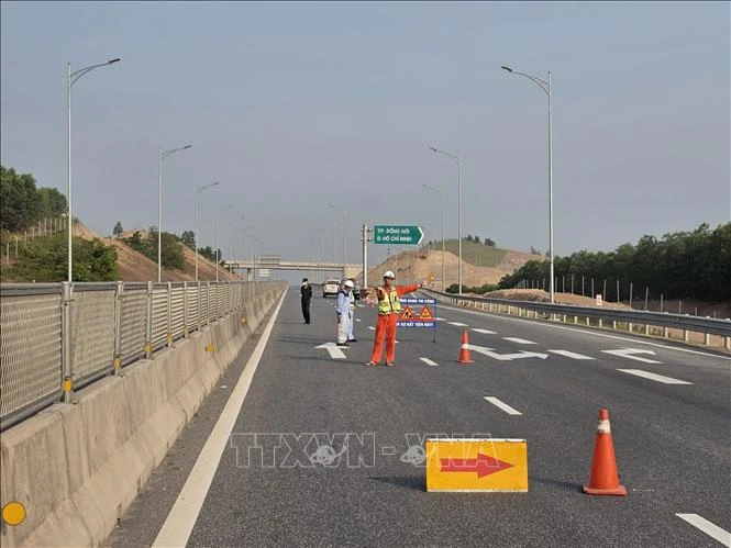 Tạm thời cấm một số đoạn cao tốc Vũng Áng - Cam Lộ để thi công hệ thống giám sát và thu phí Tạm thời cấm một số đoạn cao tốc Vũng Áng - Cam Lộ để thi công hệ thống giám sát và thu phí