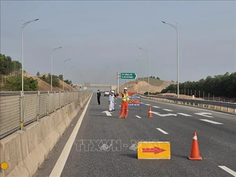 Tạm thời cấm một số đoạn cao tốc Vũng Áng - Cam Lộ để thi công hệ thống giám sát và thu phí