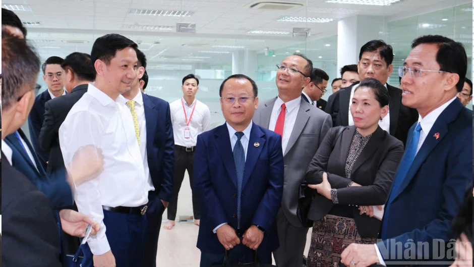 Tăng cường hợp tác Việt Nam-Lào trong quản lý hạ tầng giao thông và chuyển đổi số Tăng cường hợp tác Việt Nam-Lào trong quản lý hạ tầng giao thông và chuyển đổi số
