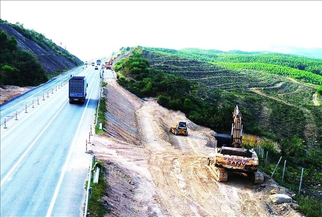 Tăng tốc thi công cao tốc Cam Lộ - La Sơn giữa thời tiết bất lợi Tăng tốc thi công cao tốc Cam Lộ - La Sơn giữa thời tiết bất lợi