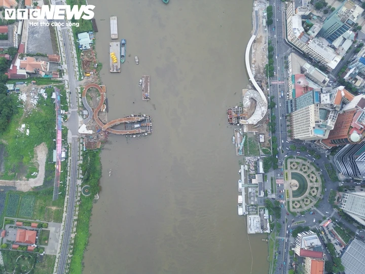 Tăng tốc thi công cầu đi bộ nghìn tỷ vượt sông Sài Gòn Tăng tốc thi công cầu đi bộ nghìn tỷ vượt sông Sài Gòn