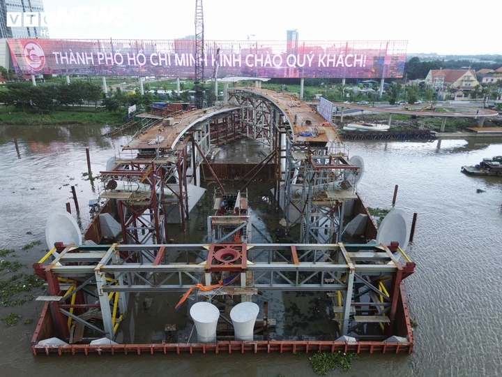Tăng tốc thi công cầu đi bộ nghìn tỷ vượt sông Sài Gòn Tăng tốc thi công cầu đi bộ nghìn tỷ vượt sông Sài Gòn