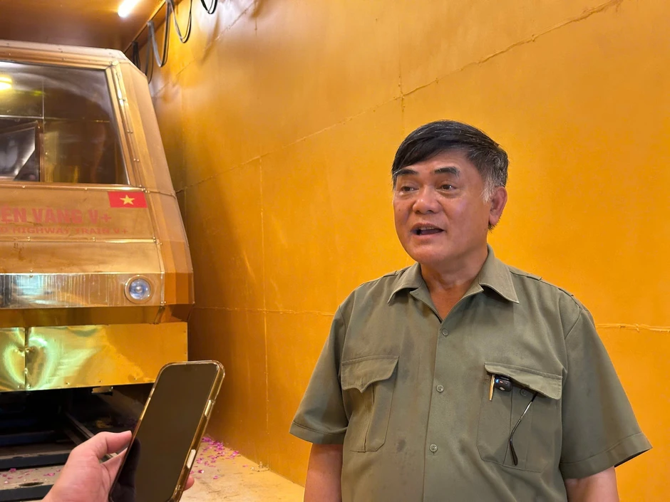 Tàu điện dát vàng thử nghiệm chạy ngầm tại Hà Nội
