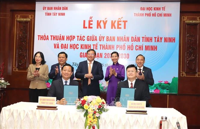 Tây Ninh ký hợp tác với Đại học Kinh tế TP Hồ Chí Minh giai đoạn 2026 – 2030 Tây Ninh ký hợp tác với Đại học Kinh tế TP Hồ Chí Minh giai đoạn 2026 – 2030