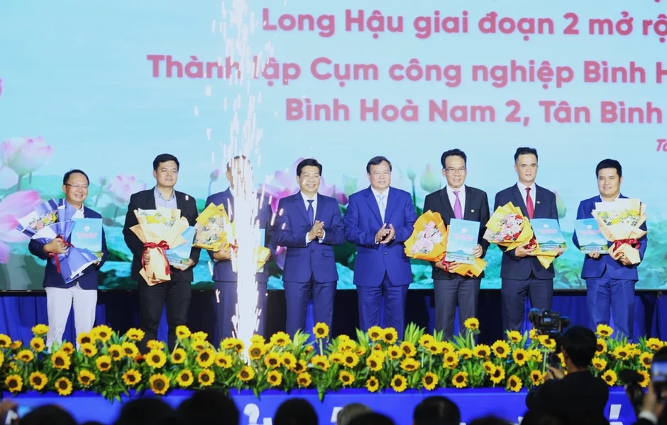 Tây Ninh trao quyết định đầu tư 3 khu công nghiệp, tăng tốc thu hút doanh nghiệp Tây Ninh trao quyết định đầu tư 3 khu công nghiệp, tăng tốc thu hút doanh nghiệp