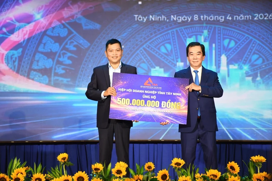 Tây Ninh trao quyết định đầu tư 3 khu công nghiệp, tăng tốc thu hút doanh nghiệp Tây Ninh trao quyết định đầu tư 3 khu công nghiệp, tăng tốc thu hút doanh nghiệp