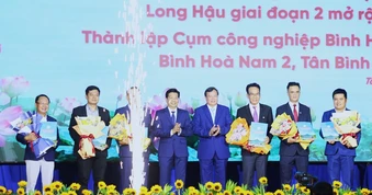 Tây Ninh trao quyết định đầu tư 3 khu công nghiệp, tăng tốc thu hút doanh nghiệp