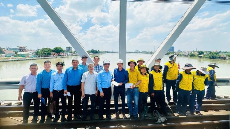 Thăm hỏi và tặng quà các tập thể, cá nhân tham gia khắc phục sự cố cầu Ghềnh Thăm hỏi và tặng quà các tập thể, cá nhân tham gia khắc phục sự cố cầu Ghềnh