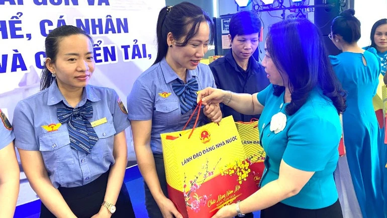 Thăm hỏi và tặng quà các tập thể, cá nhân tham gia khắc phục sự cố cầu Ghềnh Thăm hỏi và tặng quà các tập thể, cá nhân tham gia khắc phục sự cố cầu Ghềnh