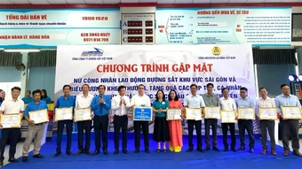 Thăm hỏi và tặng quà các tập thể, cá nhân tham gia khắc phục sự cố cầu Ghềnh