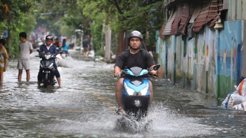 Thành phố Hồ Chí Minh tập trung xử lý 34 tuyến đường ngập nặng do mưa và triều cường
