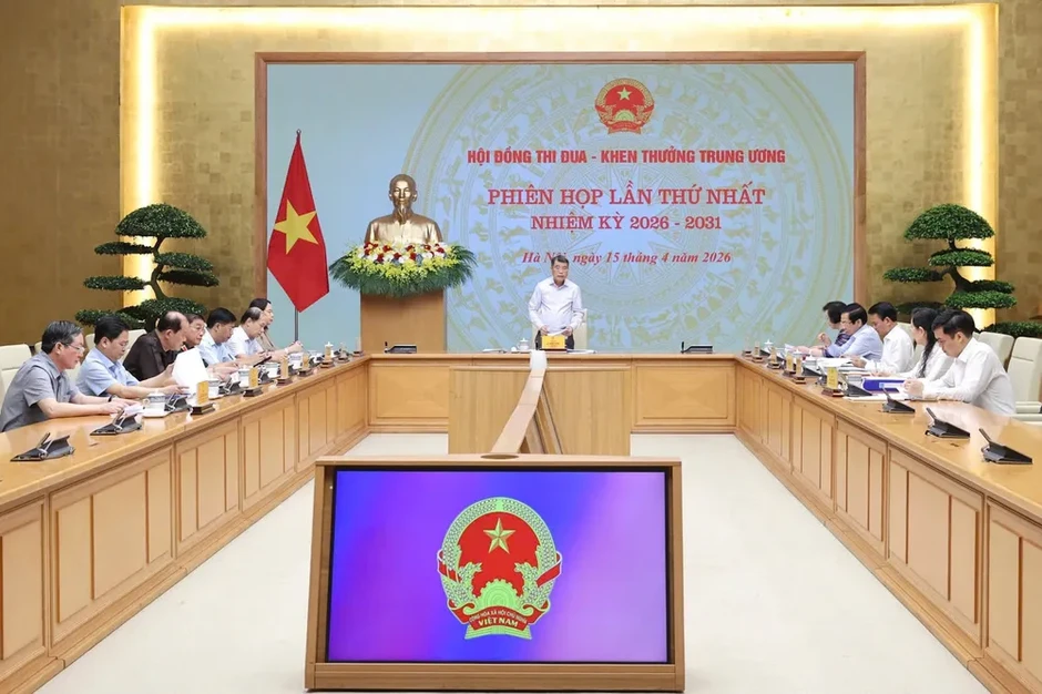 Thi đua phải gắn chặt với việc hoàn thành và vượt các chỉ tiêu phát triển kinh tế - xã hội Thi đua phải gắn chặt với việc hoàn thành và vượt các chỉ tiêu phát triển kinh tế - xã hội
