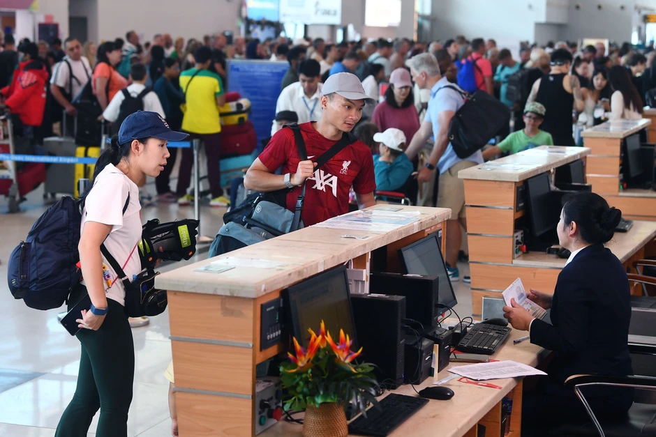 Thiếu hụt xăng dầu hàng không từ tháng 4, vé máy bay hè có tăng vọt?