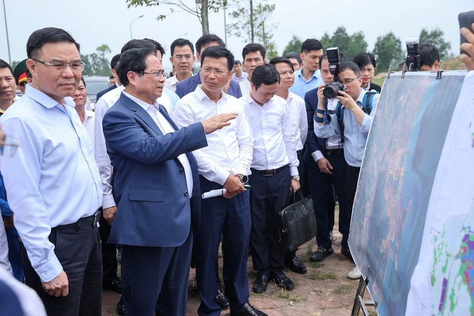 Thủ tướng làm việc tại Nhà máy Lọc hóa dầu Nghi Sơn, khảo sát địa điểm xây kho dầu chiến lược