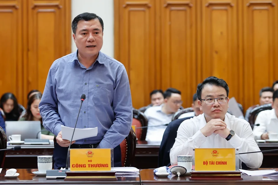 Thủ tướng: Xăng dầu và năng lượng cho sản xuất, tiêu dùng được bảo đảm Thủ tướng: Xăng dầu và năng lượng cho sản xuất, tiêu dùng được bảo đảm